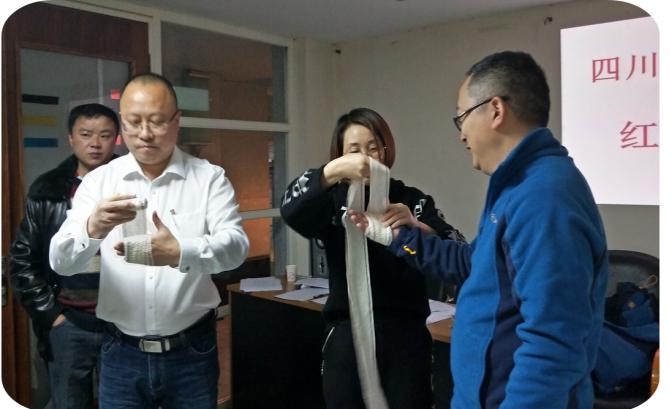 四川天馬玻璃有限公司急救安全知識培訓(xùn)暨應(yīng)急疏散和消防滅火演練活動報(bào)道(圖3)