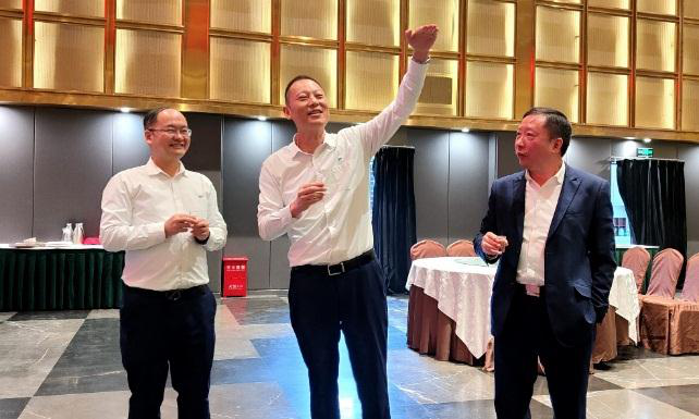 禮贊勞動者——天馬玻璃隆重舉行2021 年勞動競賽、專利獲得者表彰大會(圖1)